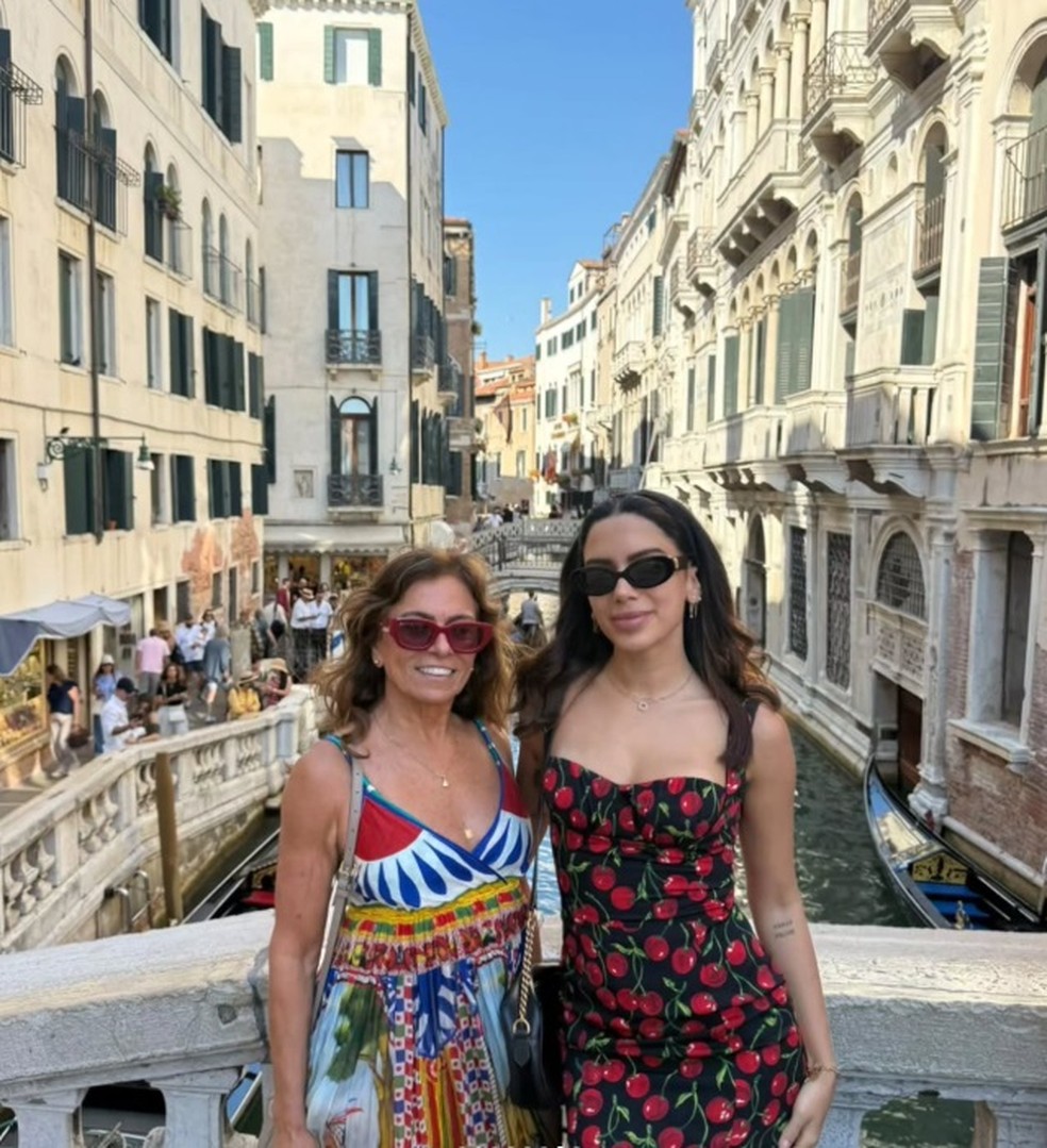 Mãe de Anitta mostra dias de férias com a filha pela Itália — Foto: Reprodução/Instagram