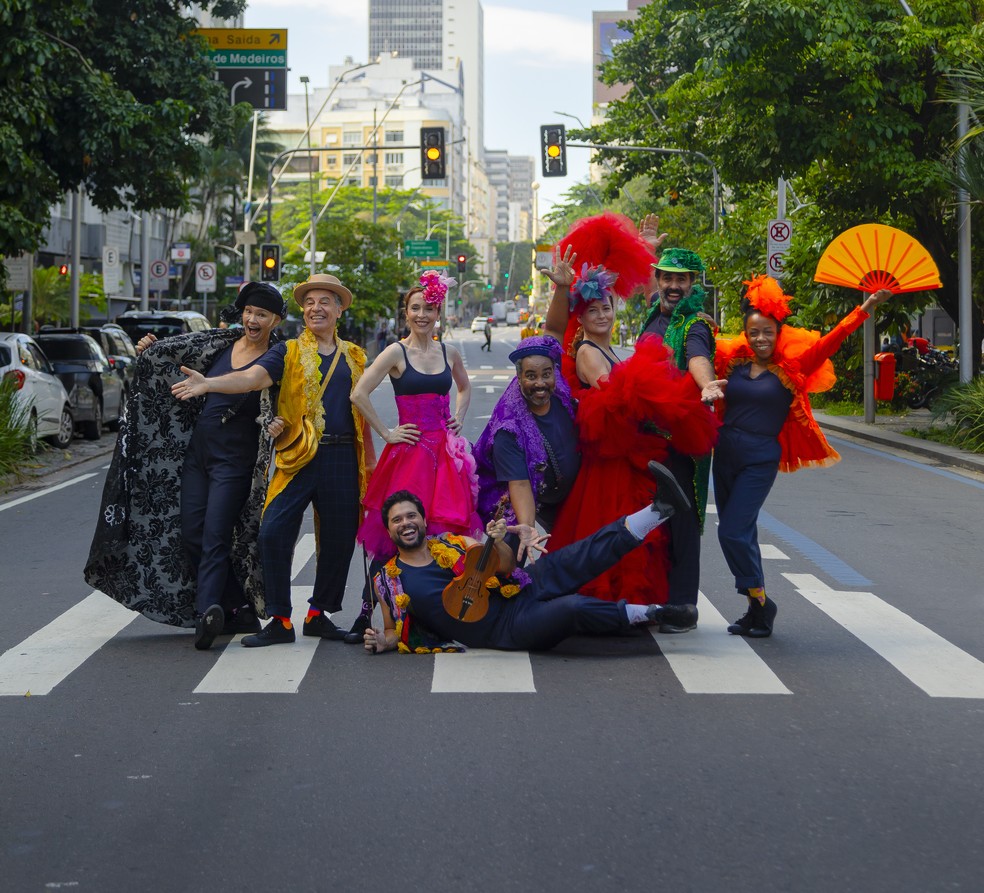 Elenco de "Os Mambembes": os atores Claudia Abreu, Deborah Evelyn, Julia Lemmertz, Paulo Betti, Ora Figueiredo, Leandro Santanna, Camila Boer e o musico Caio Padilha — Foto: Leo Martins / Agencia O Globo