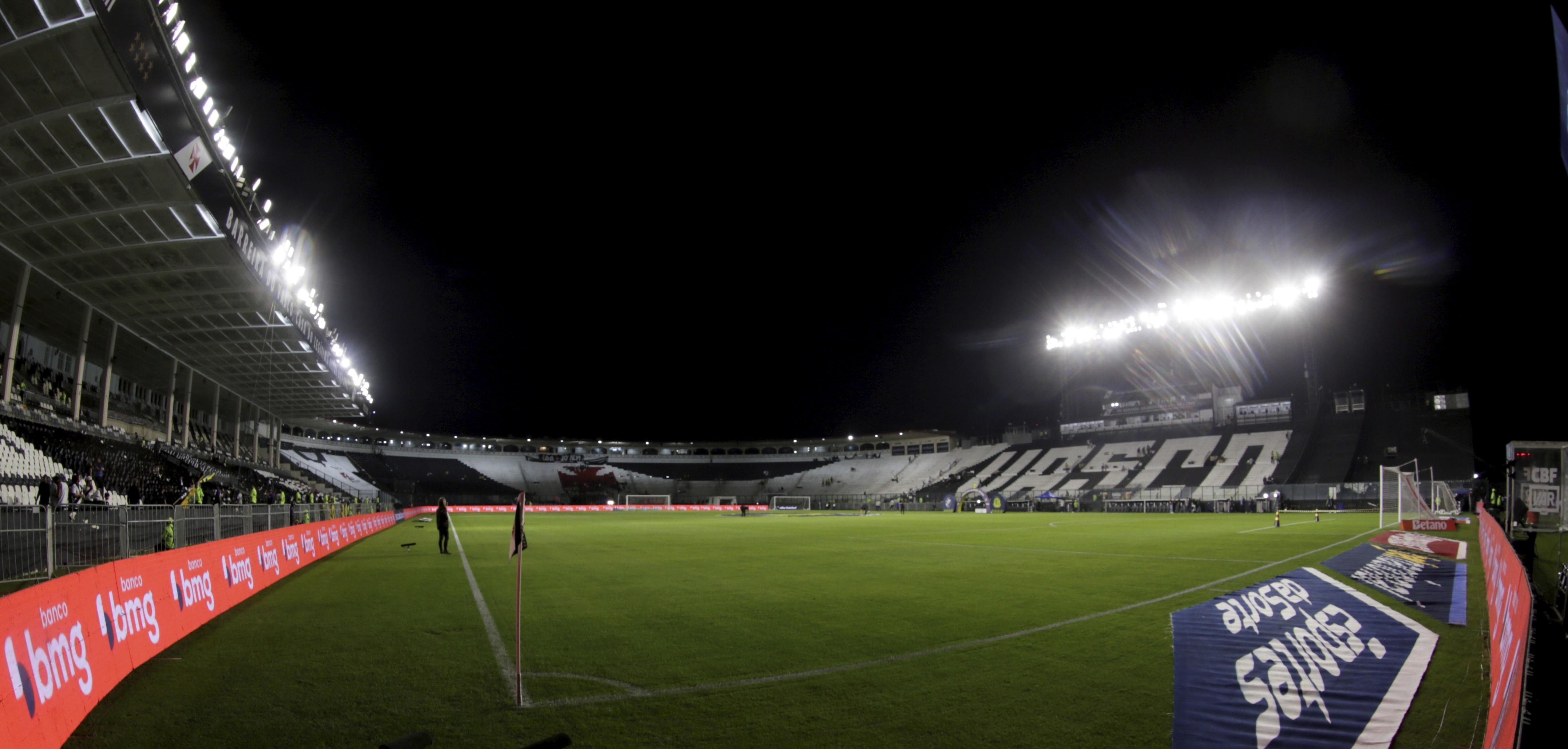 Vasco tenta acordo para mandar jogo contra o Boca em São Januário e quer aumentar capacidade do estádio