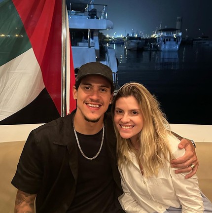 De férias, Pedro viajou com sua esposa Fernanda para Dubai — Foto: Reprodução