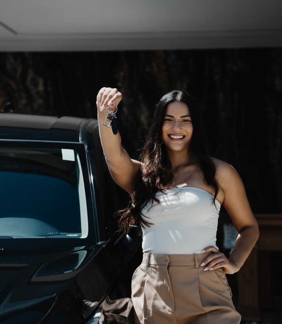 Tvila Gomes comemora compra do primeiro carro  Foto: Ana Lopes/Reproduo/Instagram
