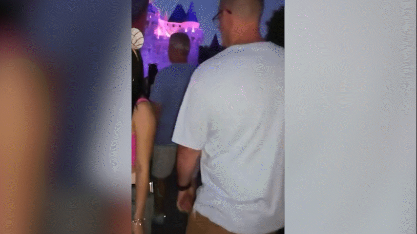 Influencer se revolta após ser apalpada nas nádegas por visitante da Disneylândia