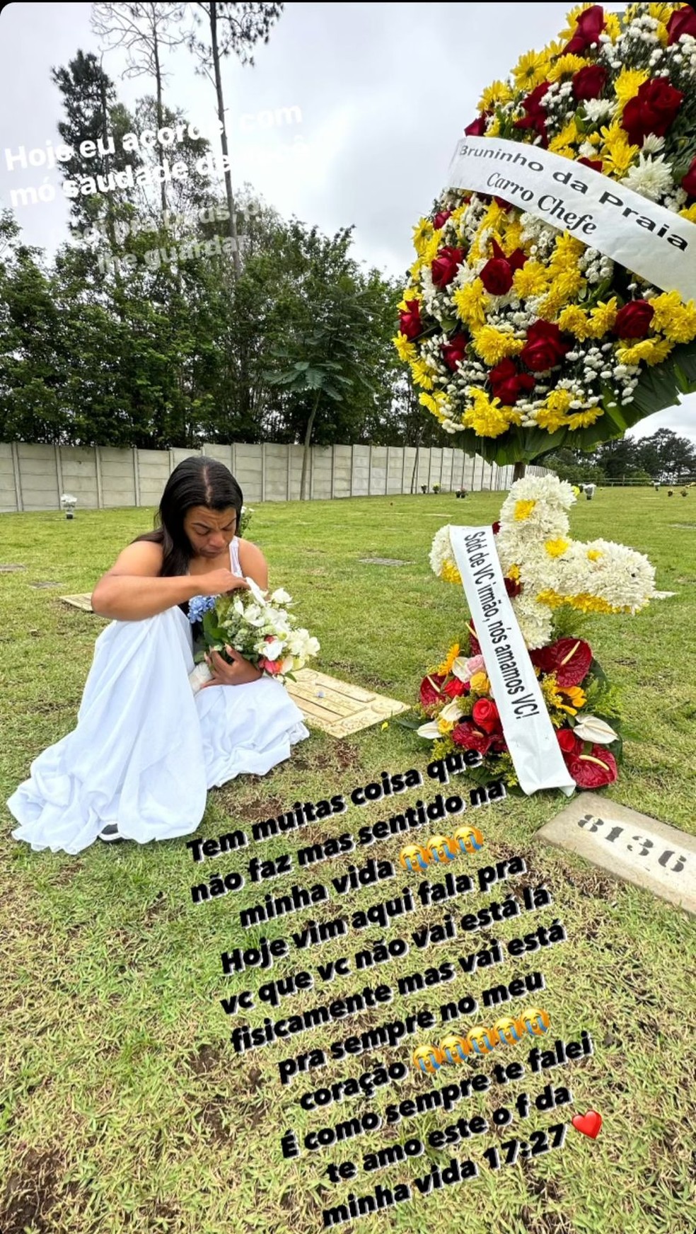 Mãe de MC Kevin vai ao túmulo do filho levar flores e emociona web — Foto: Instagram