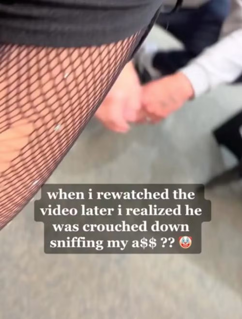 Calese é flagrado se agachando para cheirar as nádegas de uma mulher nos EUA — Foto: Reprodução/TikTok