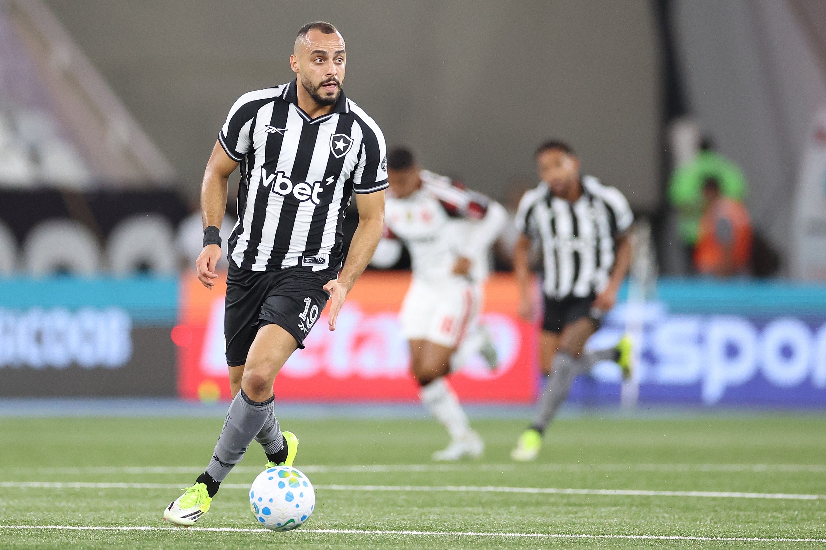 Corinthians abre conversas para contratar Arthur Cabral, do Botafogo