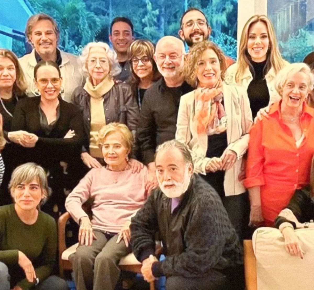 Gloria Menezes posa com Fernanda Montenegro, Tony Ramos e mais estrelas 