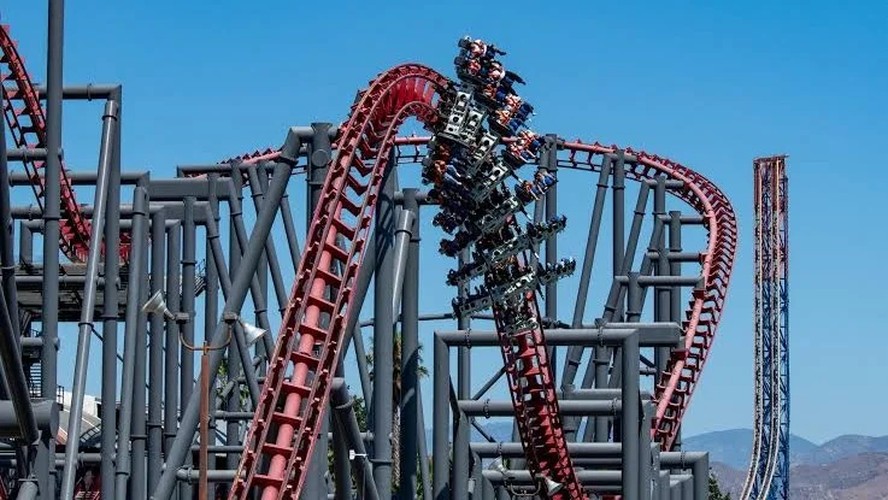 A montanha-russa X2 do Six Flags Magic Mountain, pode estar envolvida em mais de 100 casos de lesões cerebrais
