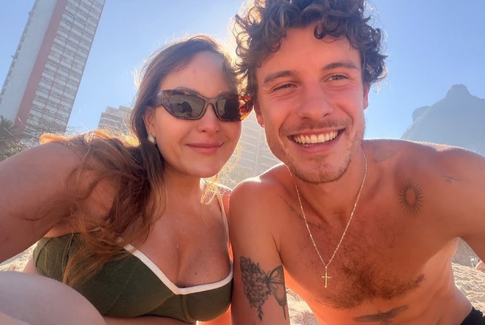 A cirurgiã-dentista Thaiane Sousa encontrou com Shawn Mendes em praia do Rio — Foto: Reprodução/Instagram