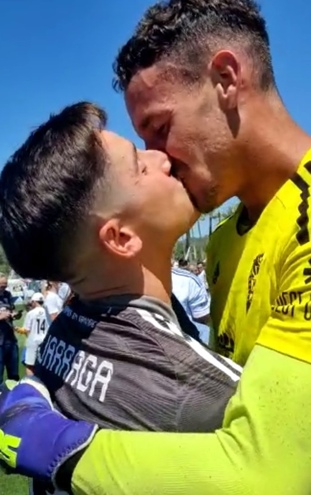 Portero español besa a su novio y admite homosexualidad tras el título |  deporte