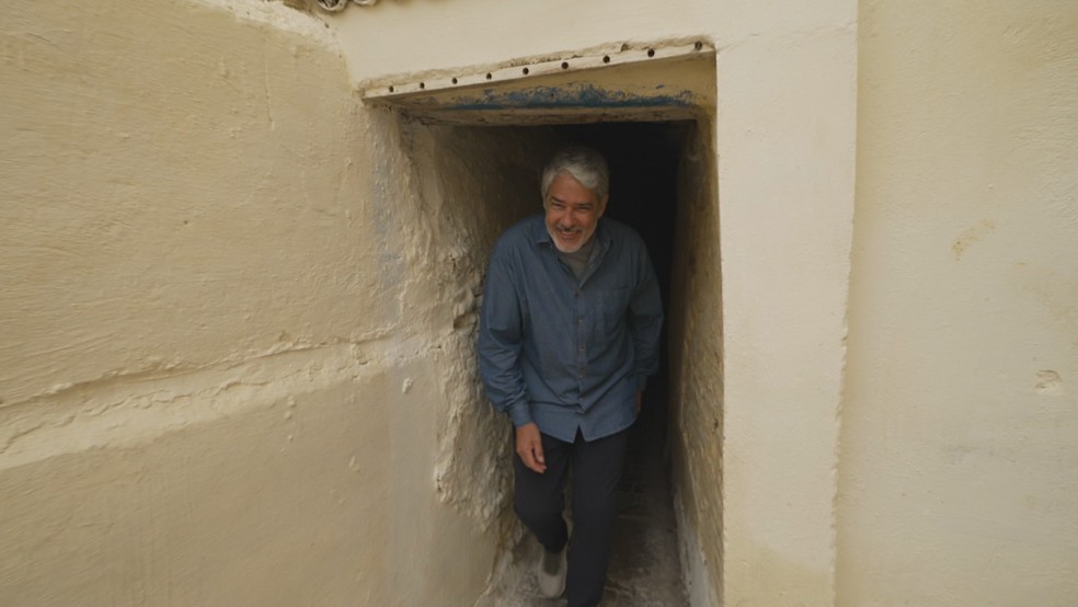 William Bonner passando por uma viela em Fez, no Marrocos — Foto: Rede Globo/Divulgação