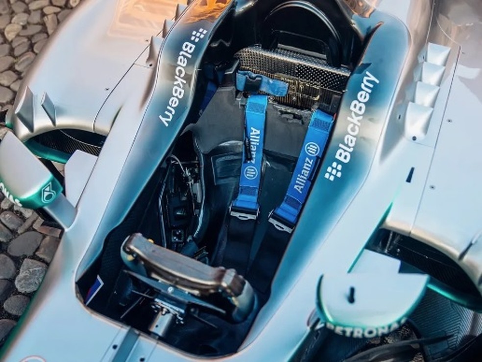 Mercedes rara de fórmula 1 pilotada por Hamilton vai a leilão por R$ 51 ...