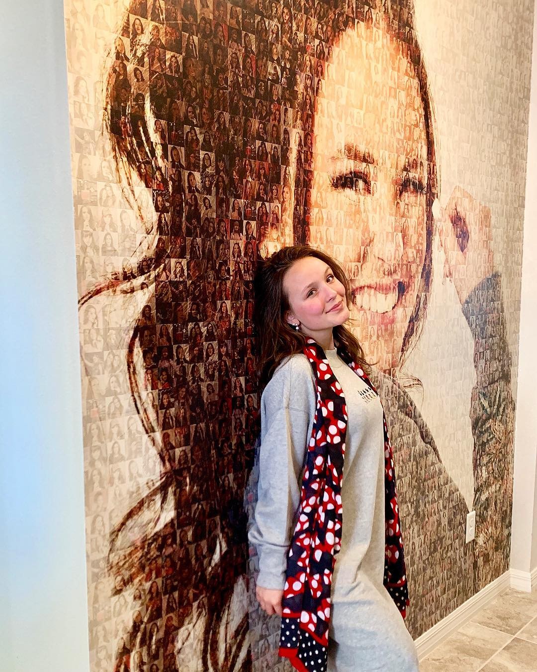 Larissa Manoela em frente ao quadro personalizado com o rosto dela em casa em Orlando — Foto: reprodução