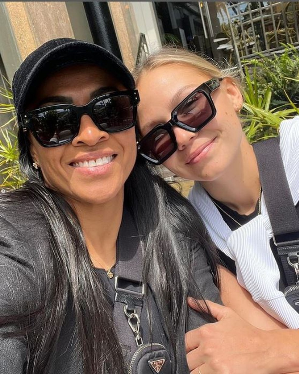 Jogadora Marta e sua namorada — Foto: extra