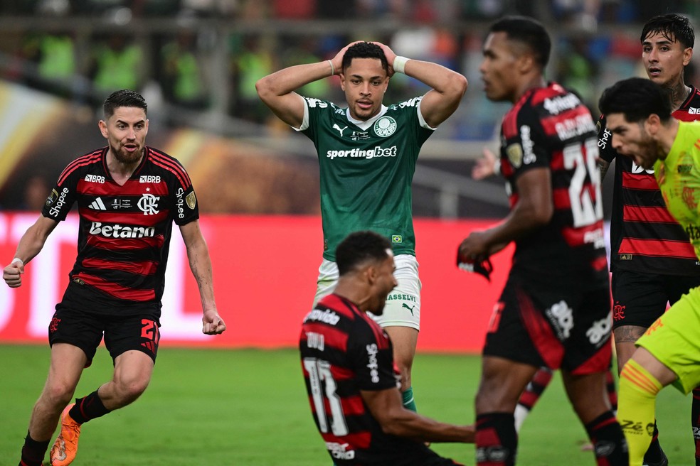 Danilo, do Flamengo, comemora como um gol o corte que travou o chute de Vitor Roque, do Palmeiras, na final da Libertadores — Foto: Ernesto Benavides/AFP