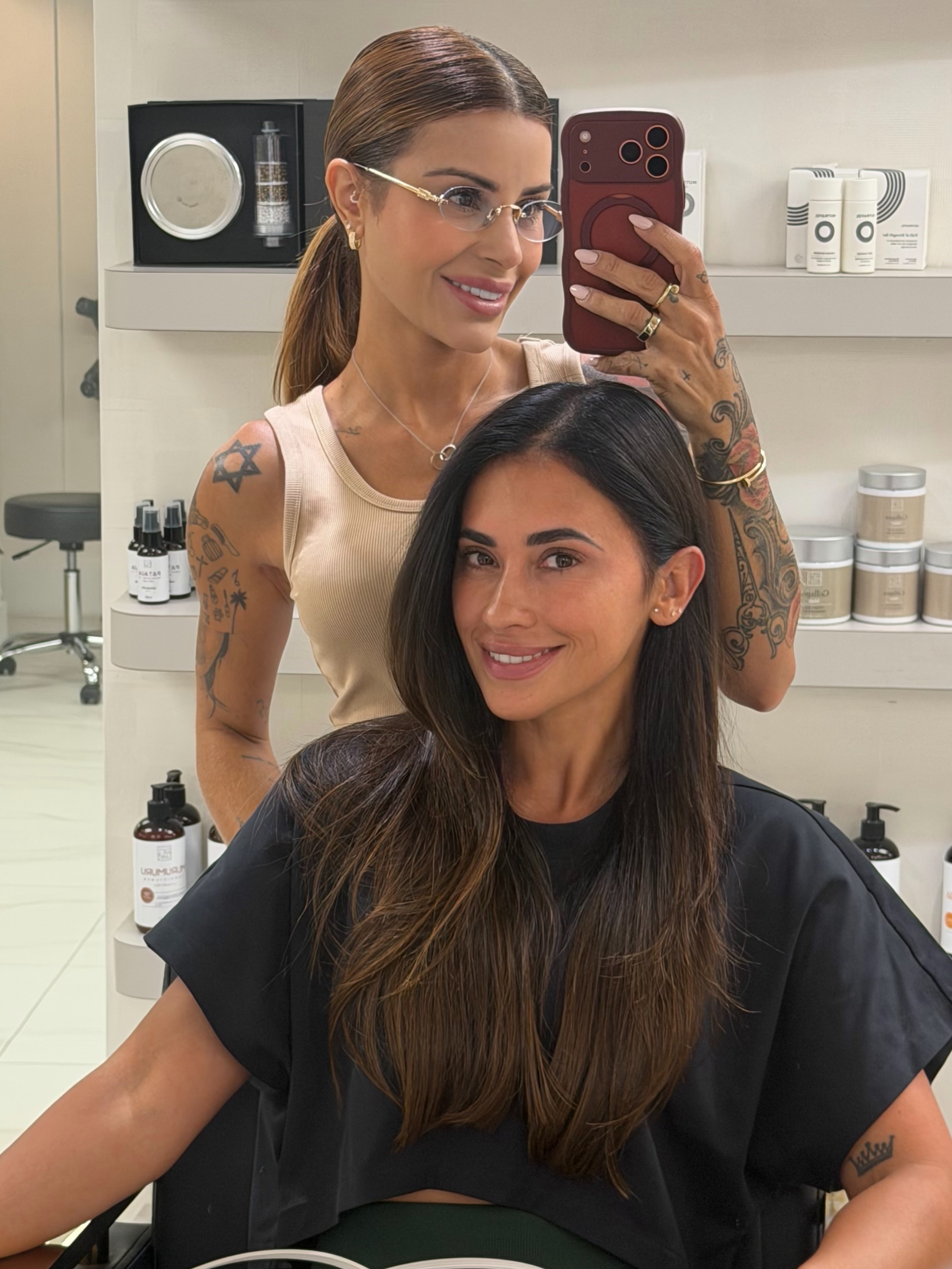 Antes de final da Copa do Mundo, mulher de Messi renova visual em salão de beleza