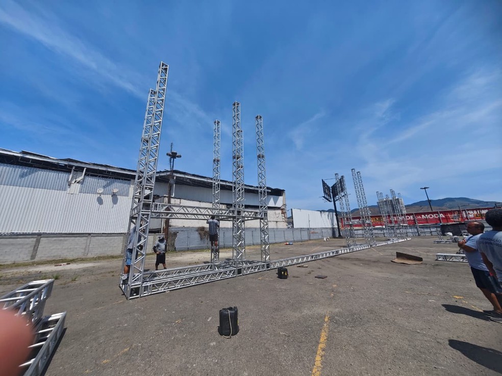 Palco em que banda norte-americana The Calling vai se apresentar na Baixada Fluminense — Foto: Reprodução