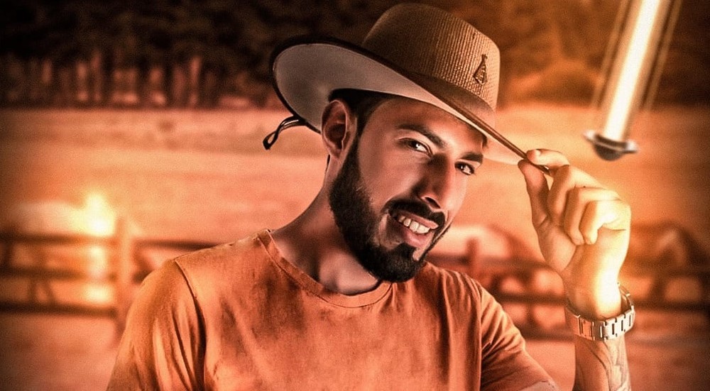 Jerônimo Vaqueiro viralizou ao cantar para plateia vazia — Foto: Reprodução/Facebook