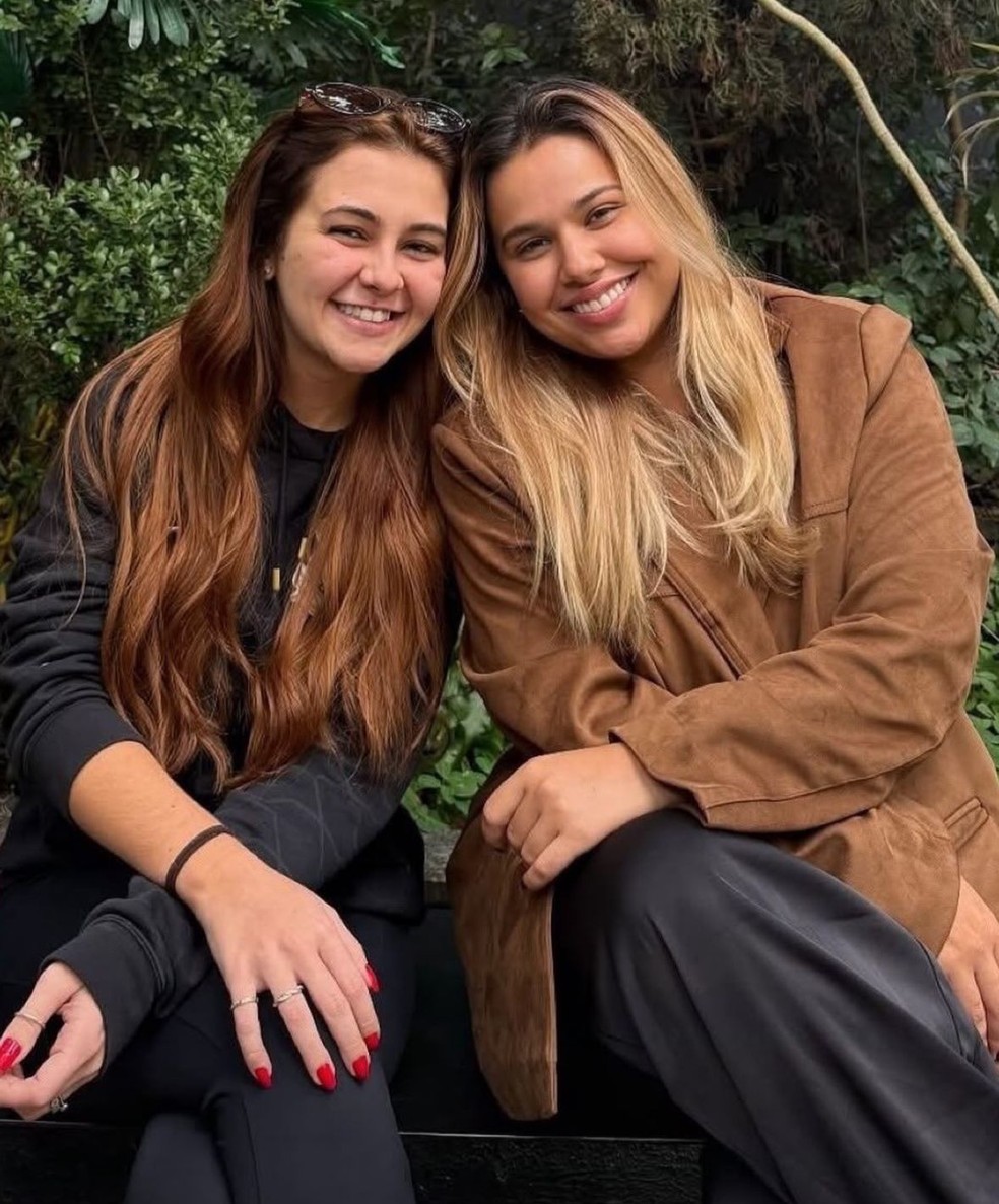 Klara Castanho interpreta Maiara e posa com a atriz que vai viver Marilia Mendonça em filme — Foto: Reprodução/Instagram