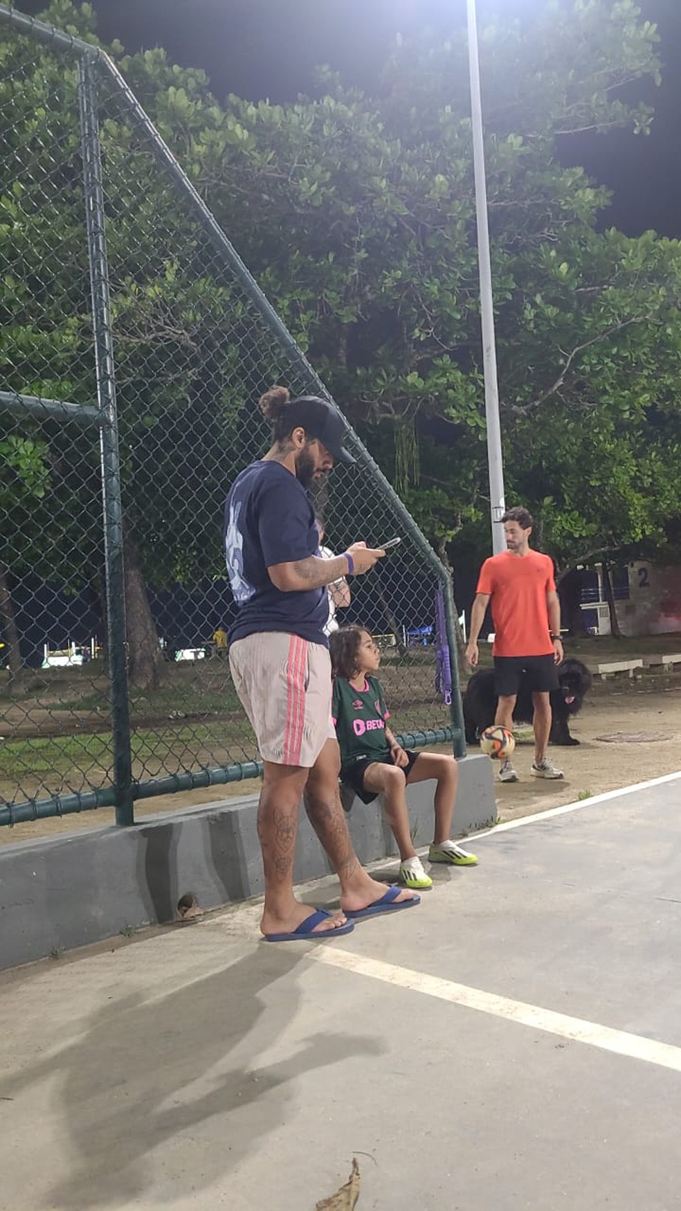 Marcelo e o filho Liam jogam peladas no Aterro do Flamengo — Foto: Reprodução
