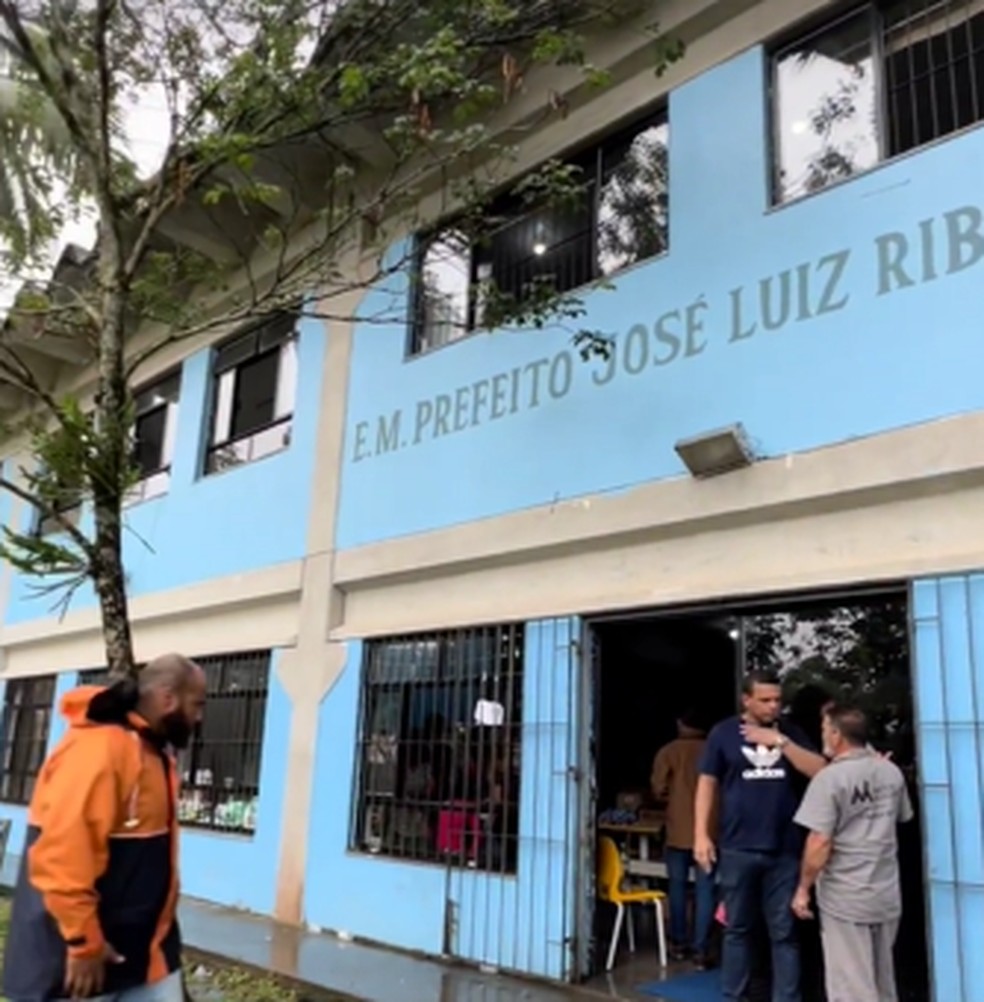 População desabrigada está sendo levada para a Escola municipal José Luiz Ribeiro Reseck, em Angra dos Reis — Foto: Reprodução
