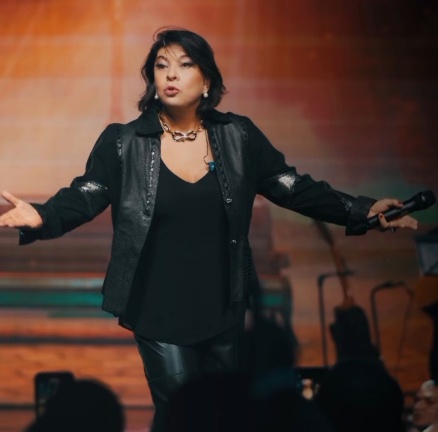 Roberta Miranda perde a paciência e xinga em show após ser insultada; vídeo