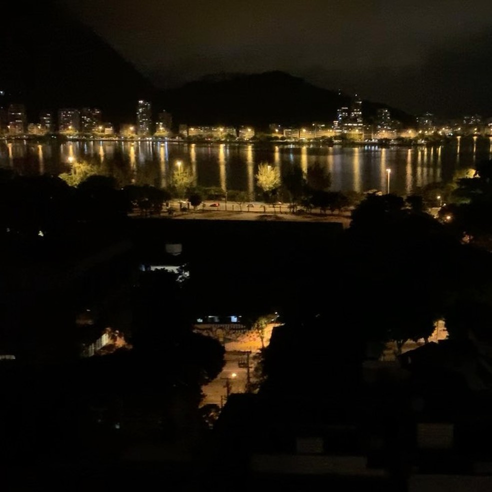 A vista à noite do apartamento de Debora Bloch no Rio — Foto: reprodução/ GNT