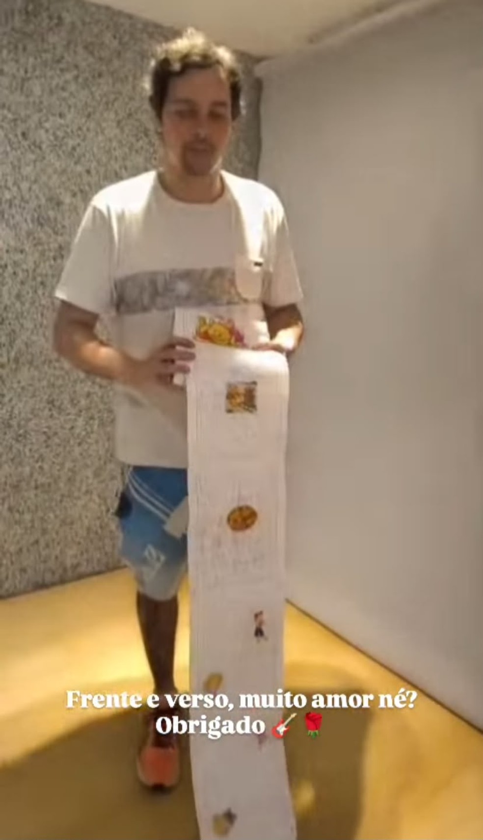 Felipe Dylon mostra carta enorme de fã — Foto: Reprodução/ Instagram