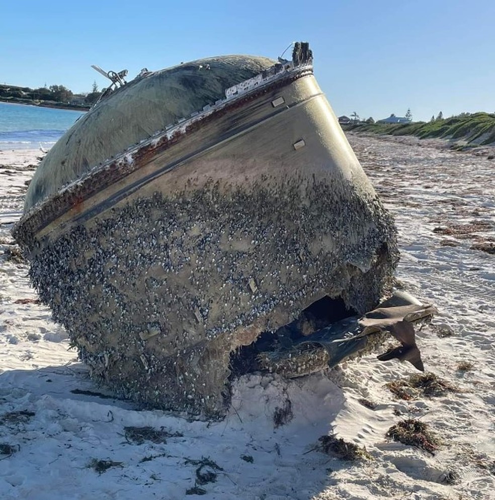 Objeto misterioso surge em praia na Austrália e intriga as redes sociais