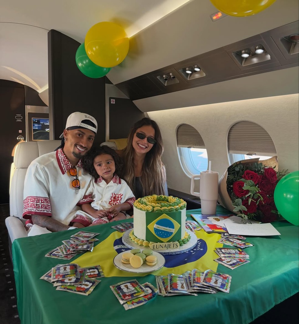 Raphinha com a mulher e o filho — Foto: Reprodução/Instagram