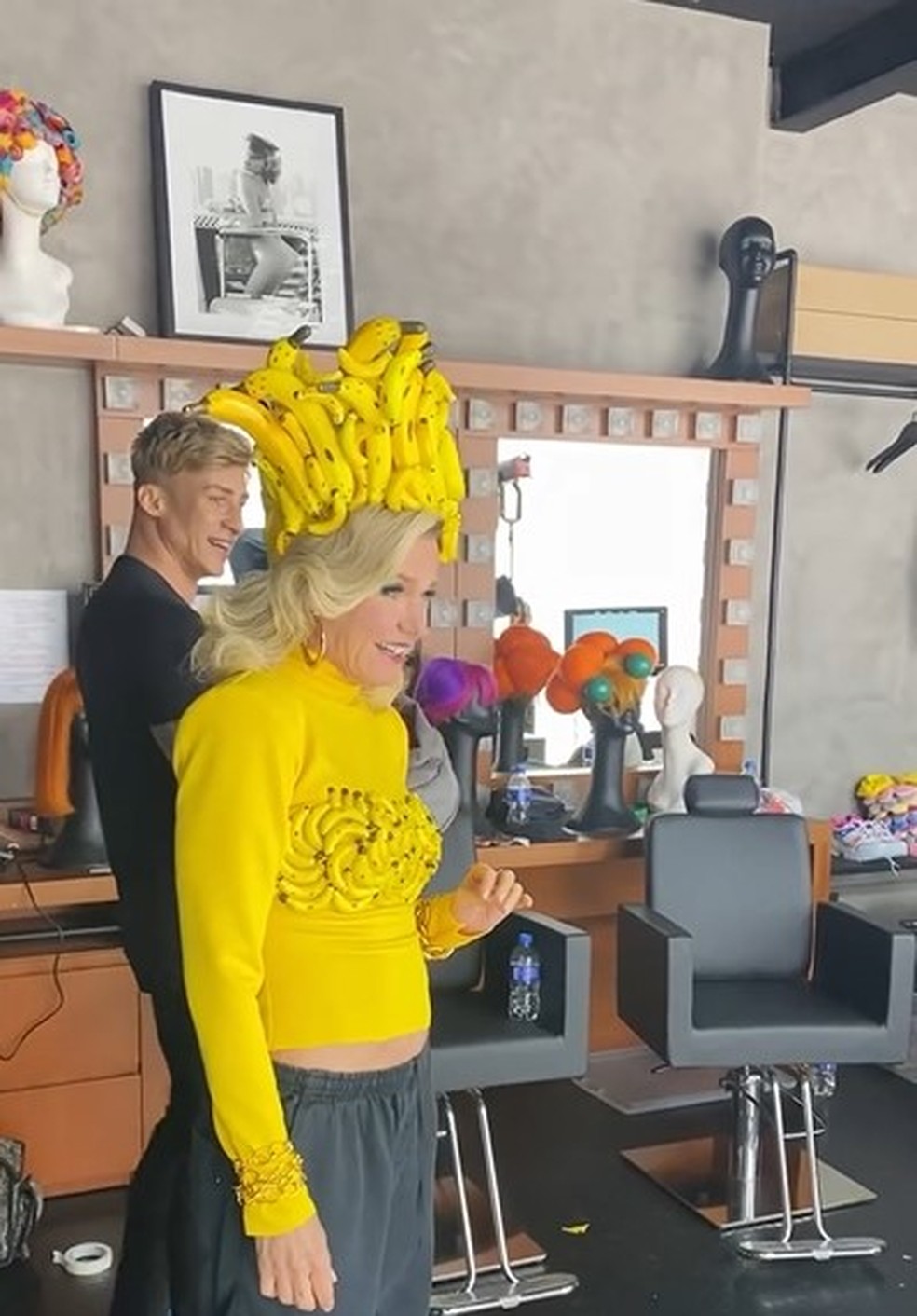 O ensaio "proibido" de Xuxa em Nova York emoldurado no estúdio na casa da apresentadora — Foto: reprodução/ instagram