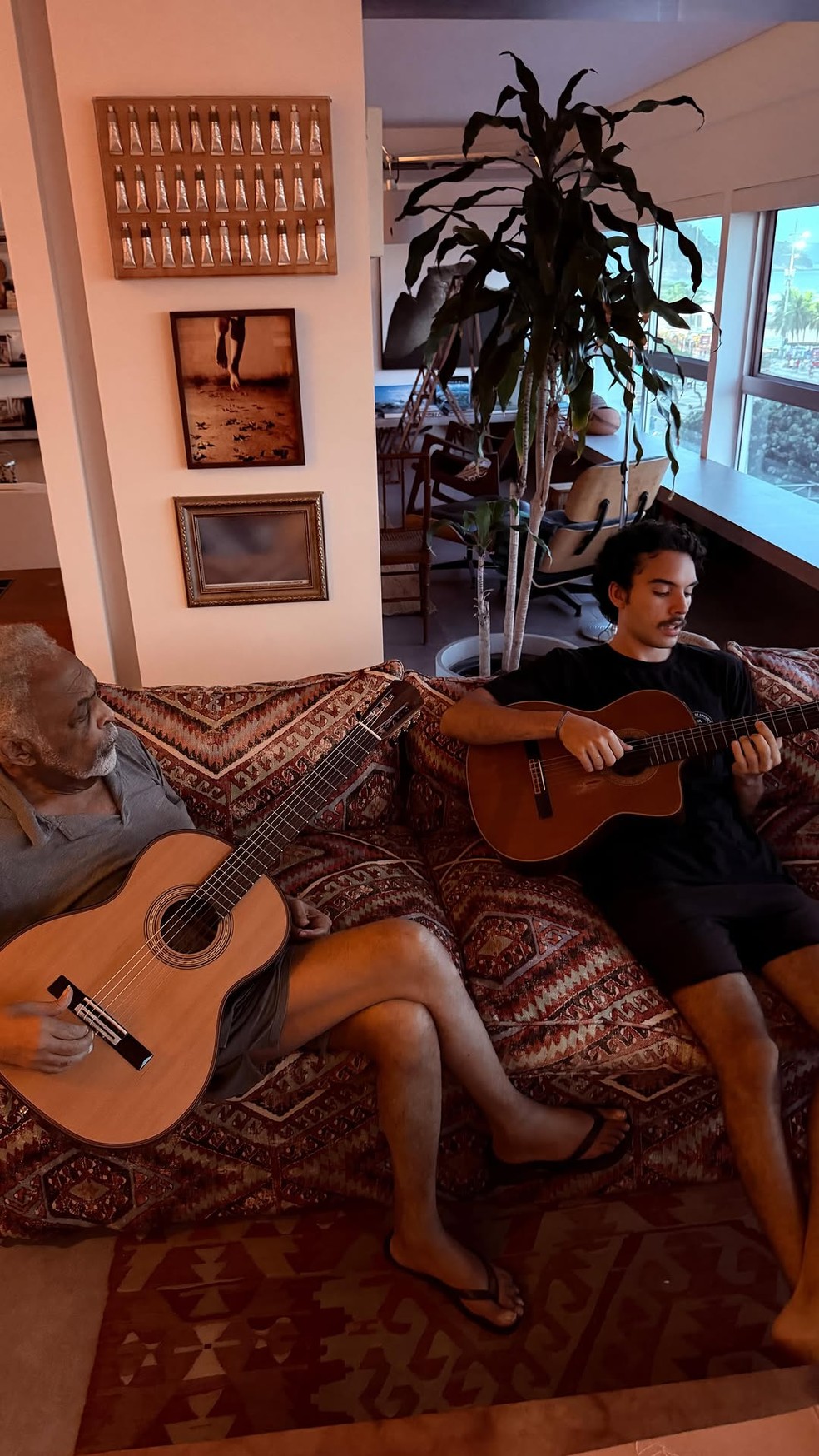 Gilberto Gil no apartamento dele em Copacabana — Foto: Reprodução/Instagram