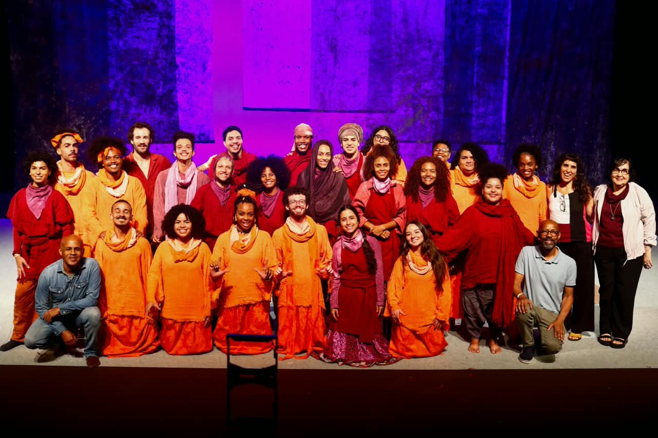 Jovens do projeto Crias da Comunidade contam como teatro mudou suas trajetórias