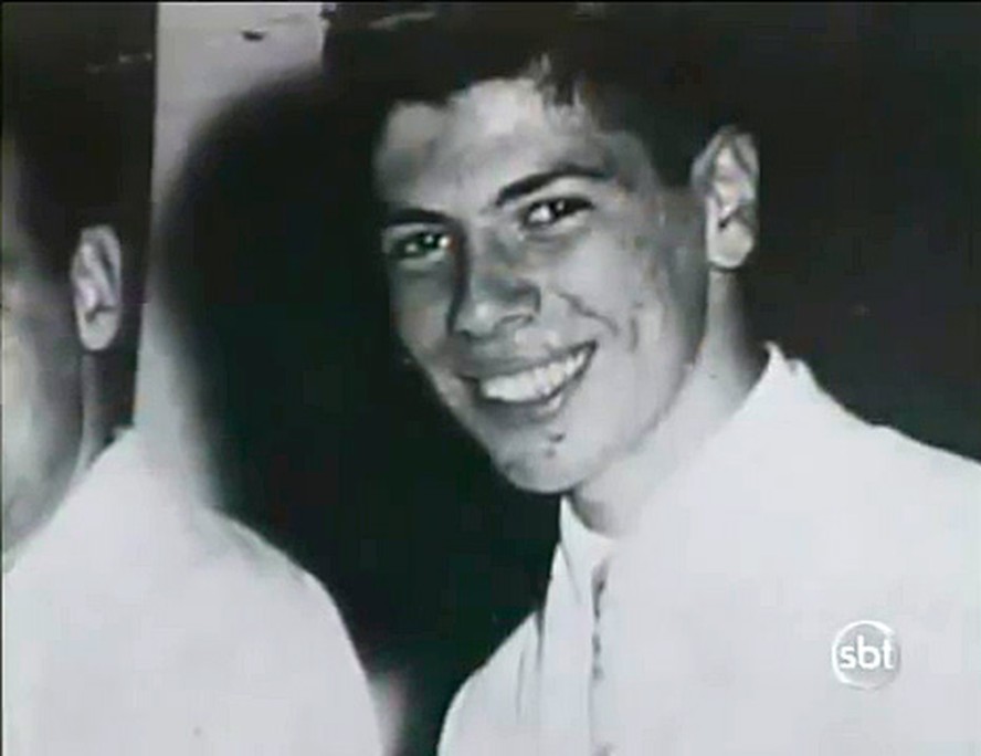 Voz inconfundível de Silvio Santos o ajudou já em seu primeiro trabalho, como camelô vendendo capa para título de eleitor