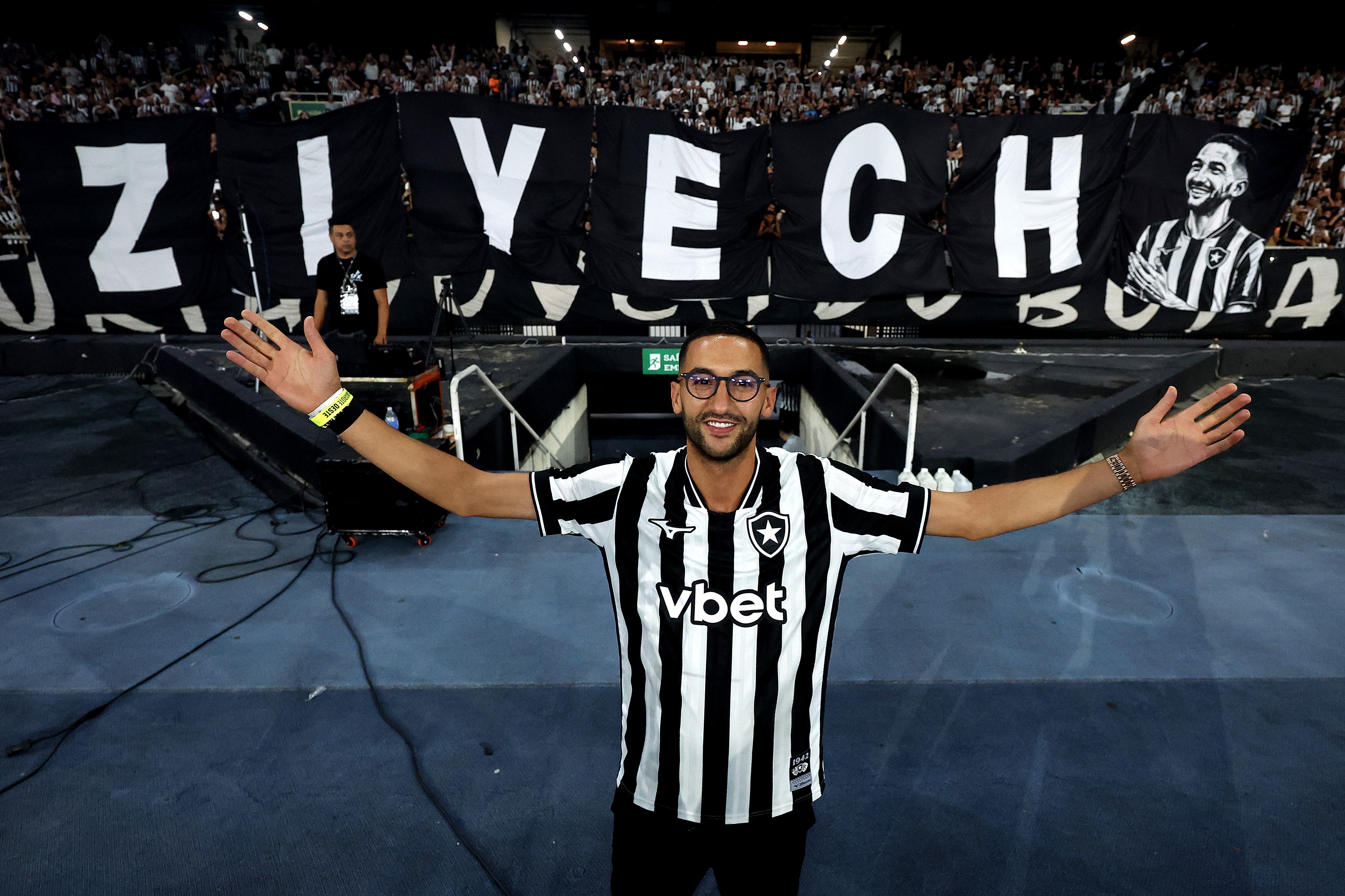 Botafogo corre atrás de visto de trabalho para regularizar Ziyech; atacante tem chances de enfrentar Mirassol