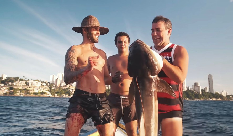 Ex-marido de Ivete pesca peixe gigante com Andre Marques em Salvador
