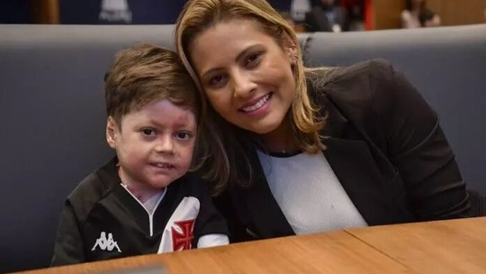 Mãe de Gui faz BO e rebate ofensas por post após goleada sofrida pelo Vasco: 'Nunca ia expor meu filho'
