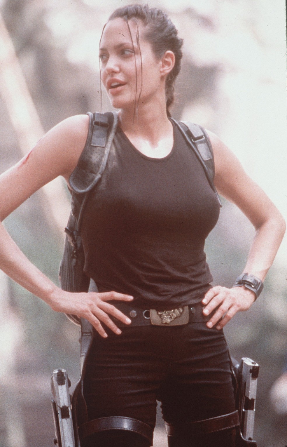 Angelina Jolie como Lara Croft no cinema — Foto: divulgação