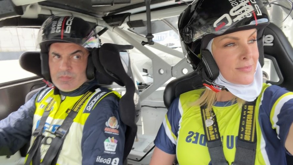 Edu Guedes gosta de disputar corridas automobilísticas e Ana Hickmann acompanha — Foto: Reprodução/Instagram
