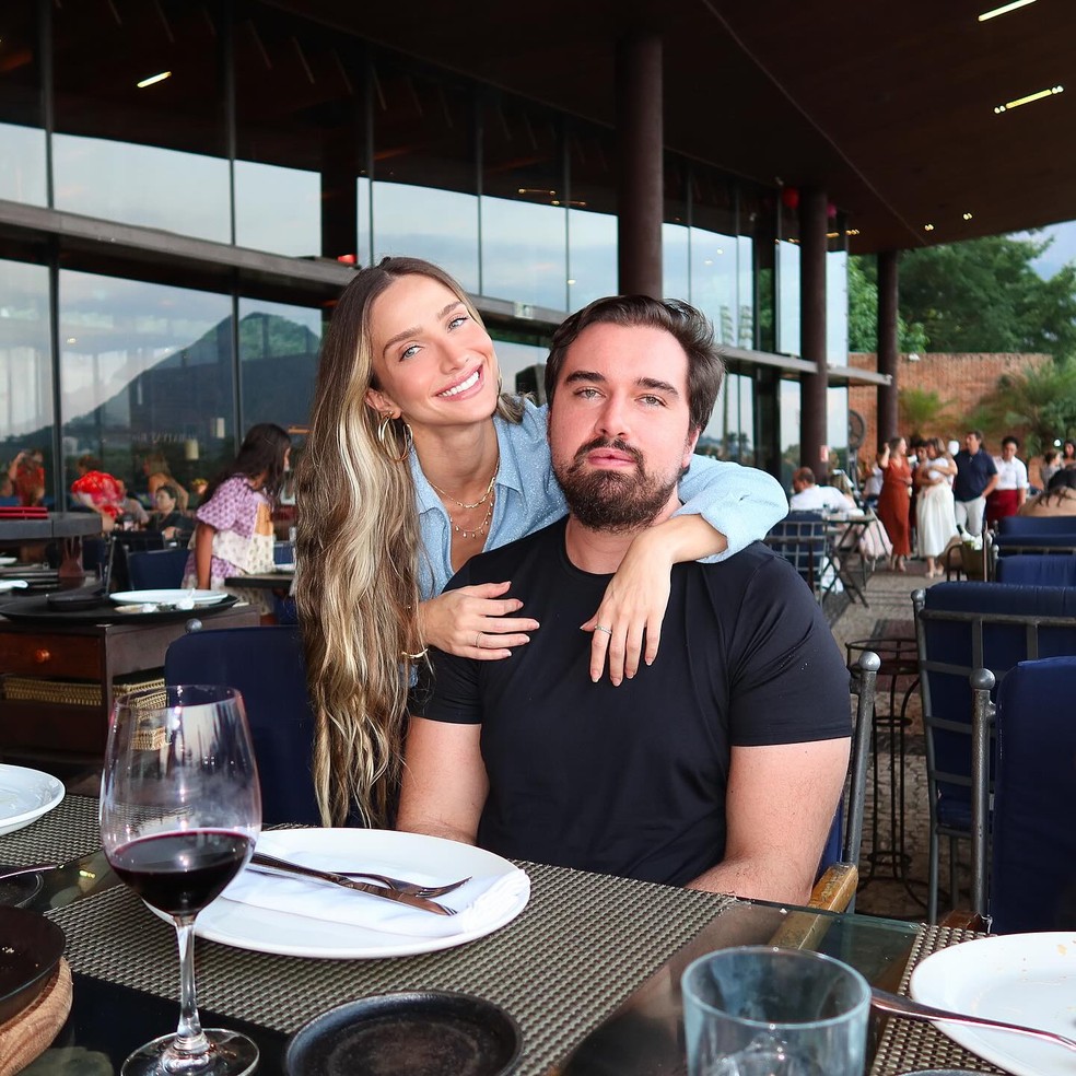 Patricia Moreira e Olin Batista em um restaurante no Rio — Foto: reprodução/ instagram
