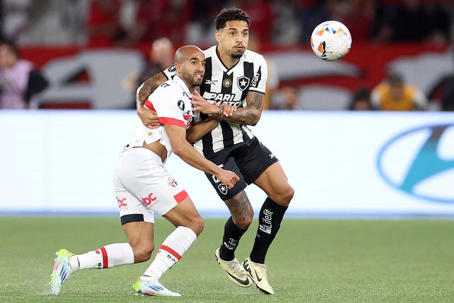 Lucas Moura e Gregore em disputa durante o jogo entre Botafogo e São Paulo, no Nilton Santos