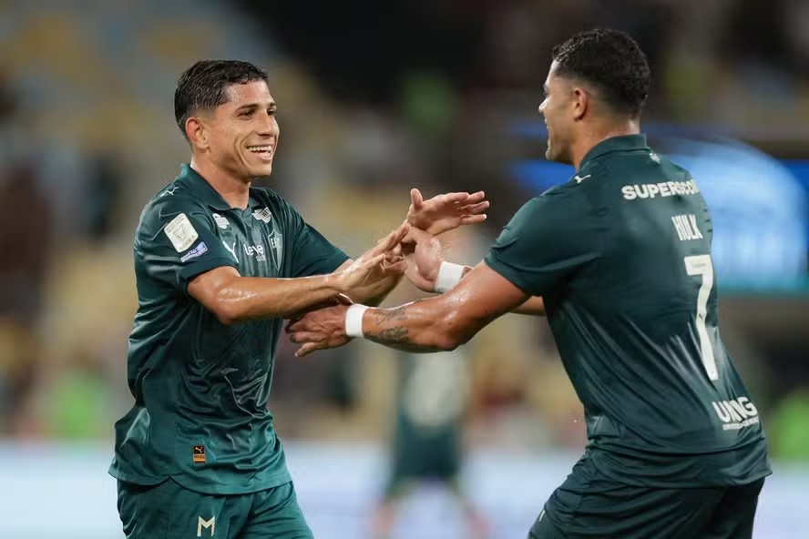 Em noite inspirada, Savarino faz três gols, e Fluminense goleia o Coritiba no Brasileiro