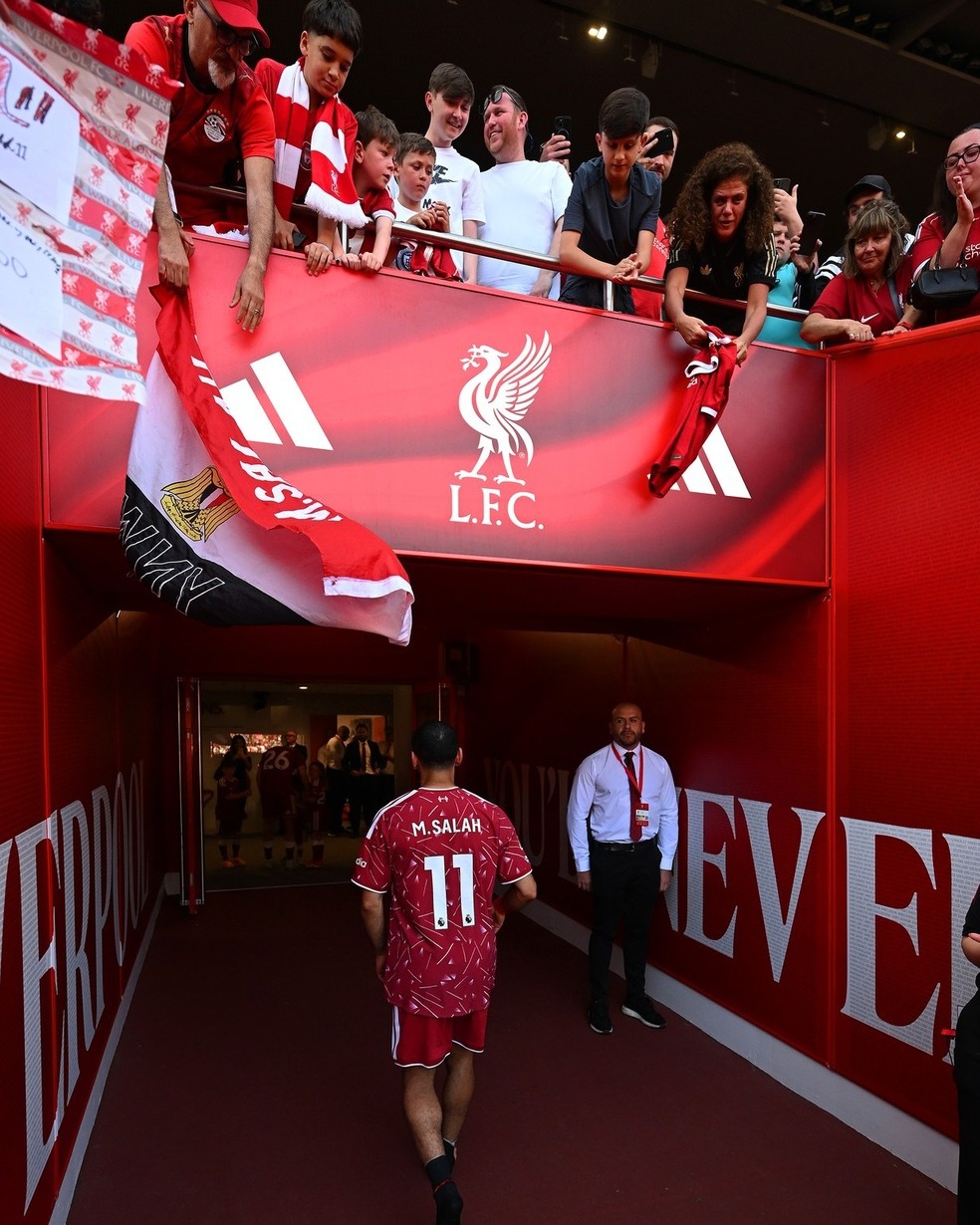 Salah deixa o campo do Anfield pela última vez — Foto: Divulgação / Liverpool