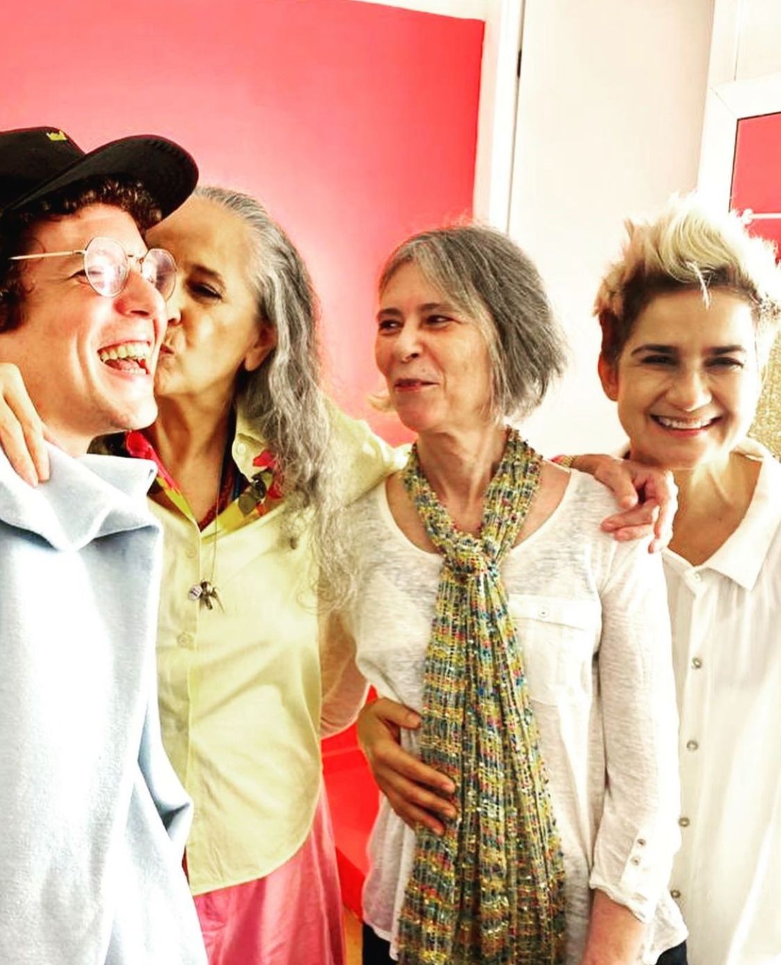 Lan Lanh posa com Maria Eugênia, viúva de Cássia Eller, Maria Bethânia e Chico Eller — Foto: Reprodução-Instagram