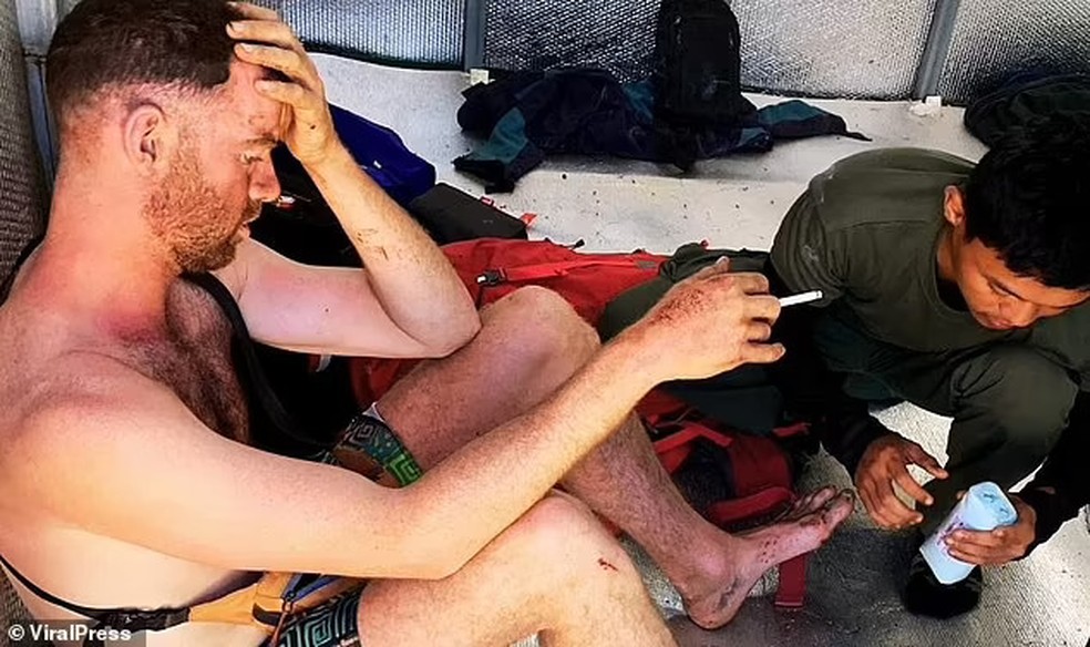 Aliviado, Paul Farrel resolveu acender um cigarro ap&oacute;s ser encontrado &mdash; Foto: Reprodu&ccedil;&atilde;o