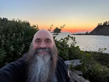 Morto nos EUA escreve o seu próprio obituário e viraliza nas redes sociais - QTU Questões do Universo
