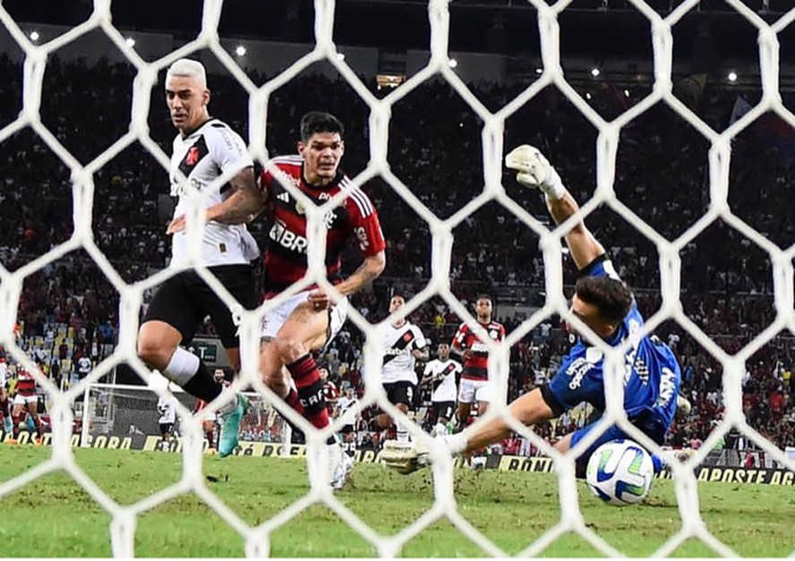 O lateral Ayrton Lucas faz o quarto gol do Flamengo na vitória de 4 a 1 sobre o Vasco