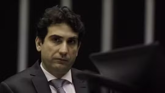 Presidente do BC diz que 'gordura' na Selic permitiu iniciar ciclo de queda e reforça preocupação com rotativo