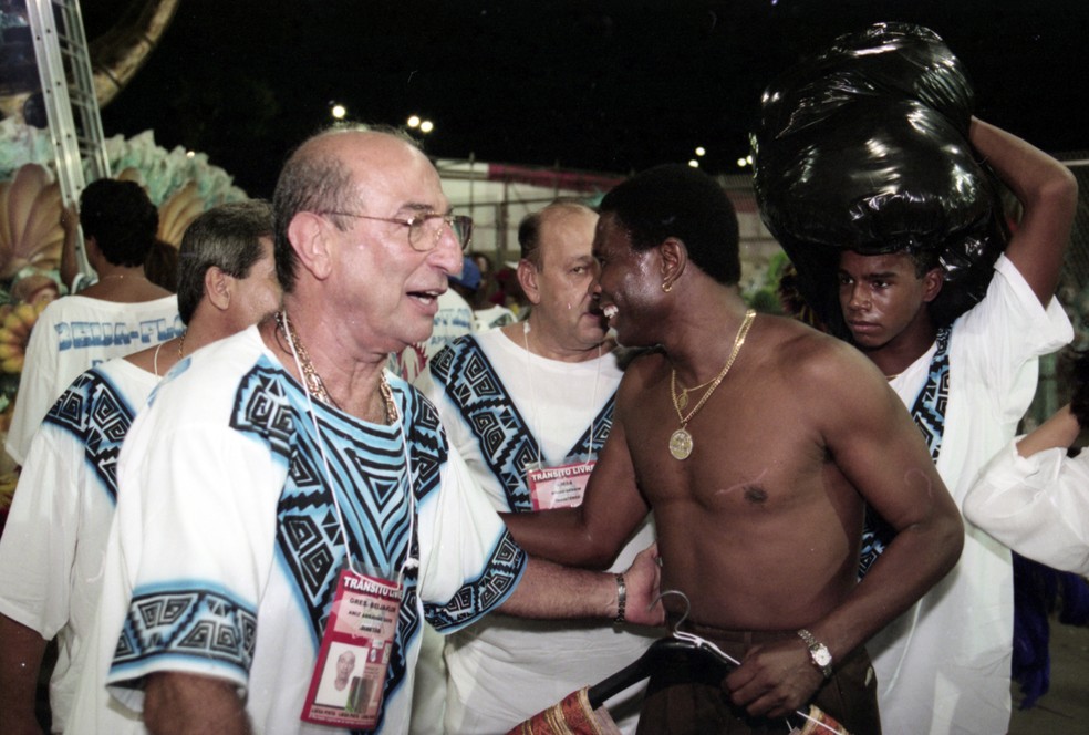 Anísio Abraão David e Neguinho da Beija Flor na concentração em 1998 — Foto: Marcelo Sayão / Agência O Globo