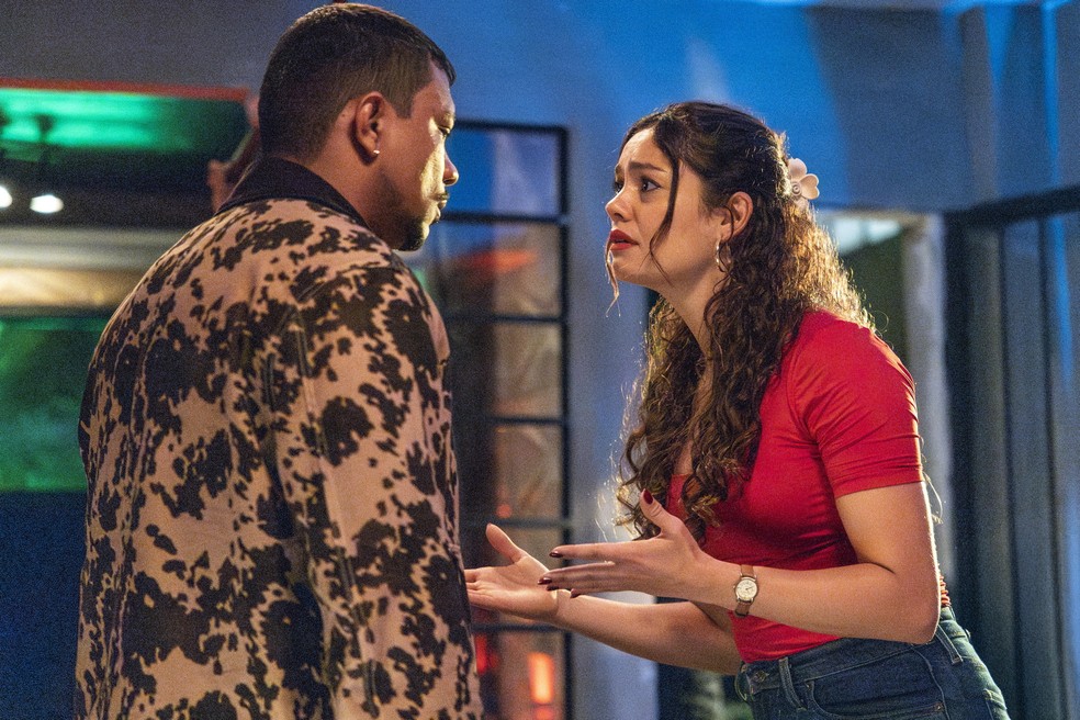 Em "Três Graças": Bagdá (Xamã) e Gerluce (Sophie Charlotte) — Foto: Gabriel Vaguel/Rede Globo