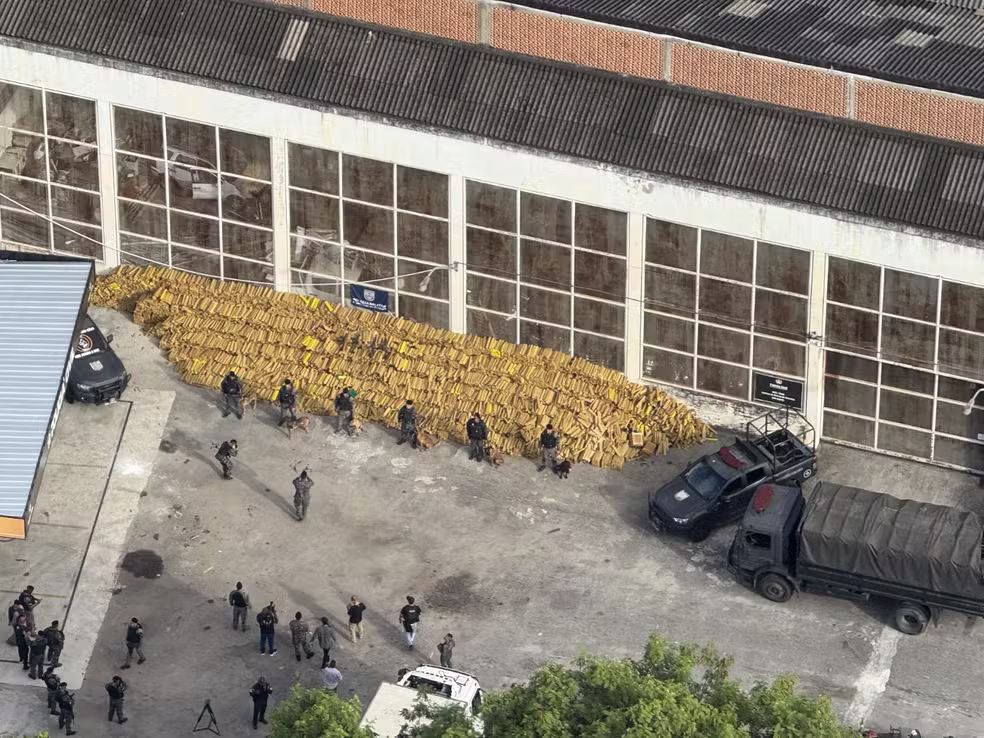 Mais de 250 policiais militares apreendem 48 toneladas de maconha no Complexo da Maré — Foto: Genilson Araujo